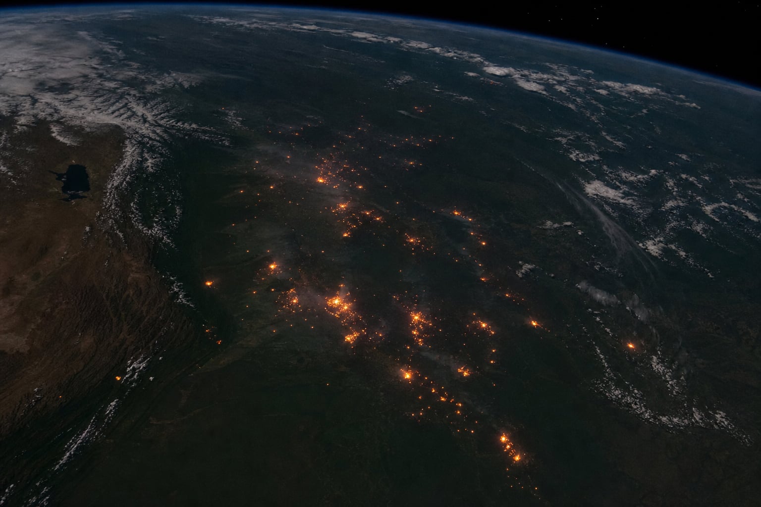 Vista satelital nocturna con focos térmicos — los sensores VIIRS/MODIS pasan varias veces al día con latencia de minutos u horas, no en tiempo real.