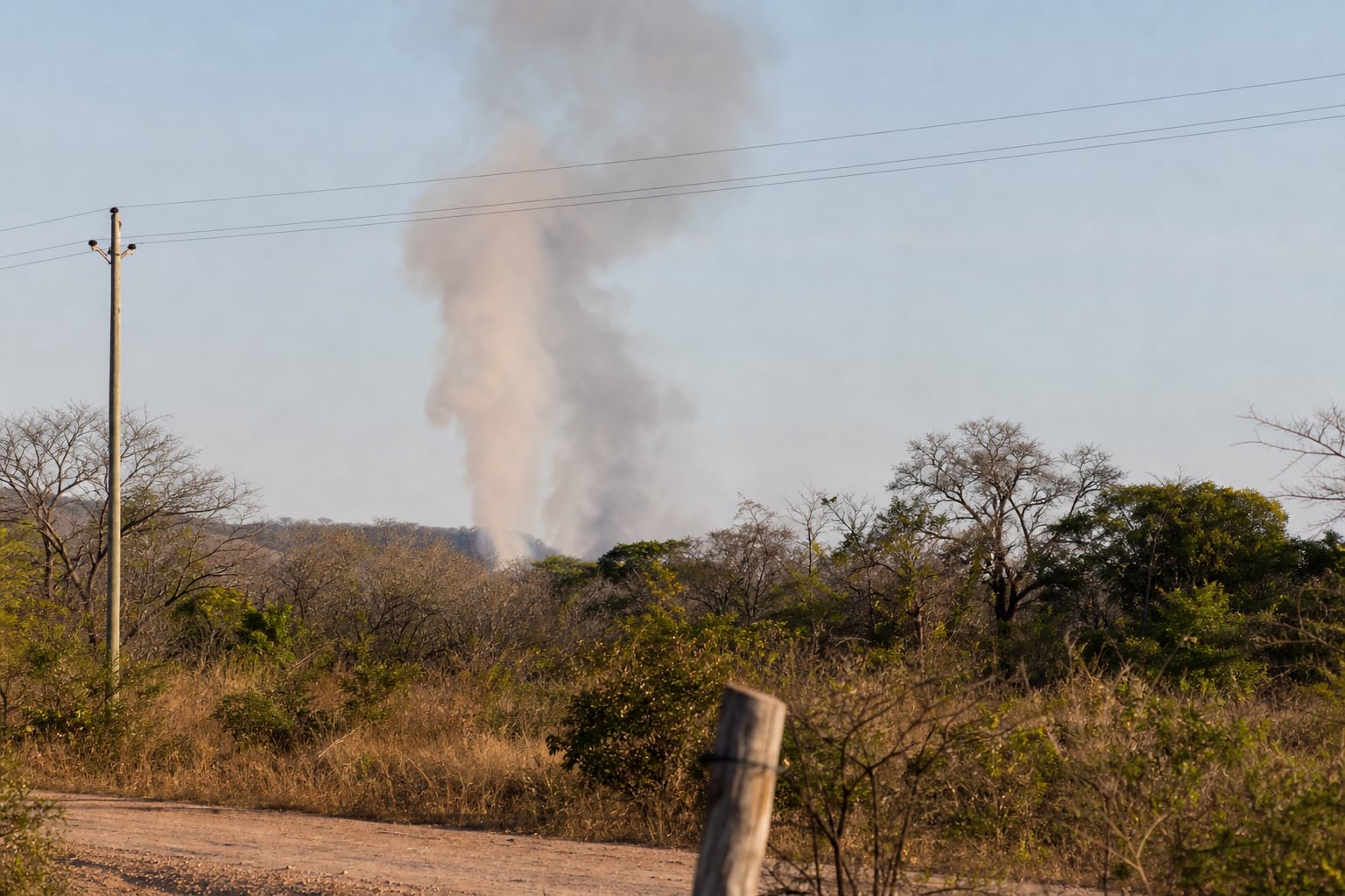 Humo visible en zona rural — en campo la confirmación visual sigue siendo clave; el mapa táctico evita que cada avistamiento se pierda en el chat.