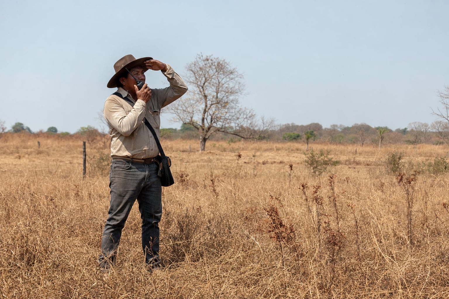 Dos integrantes de una red comunitaria comparando lo que ven en el terreno con un reporte, en paisaje seco del oriente boliviano.